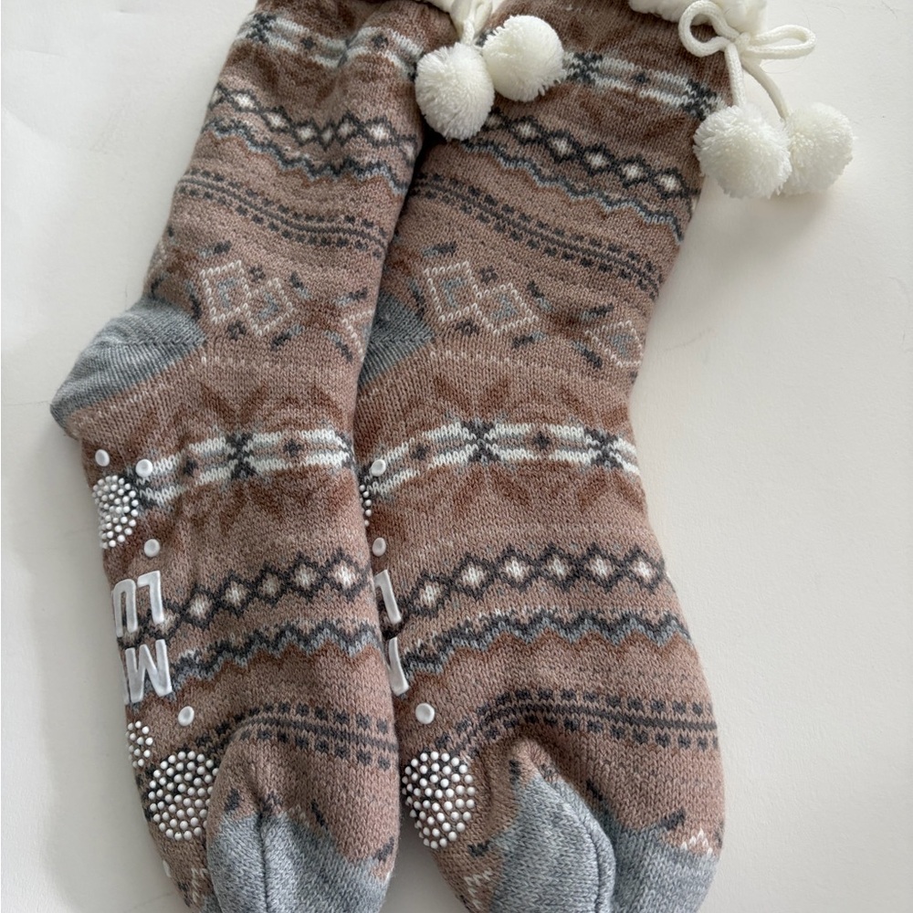 New, w/o tags Muk Luks Cozy Brown & Gray Sherpa lined Knit Socks with Pom Poms